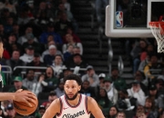 米兰体育入口-76人主场负开拓者，西蒙斯投篮低迷