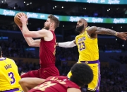 米兰体育app-关于湖人客场胜开拓者，取得九连胜的信息