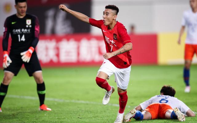 恒大队员身手敏捷,协力获得城市德比战的胜利 恒大队员身手敏捷,协力获得城市德比战的胜利