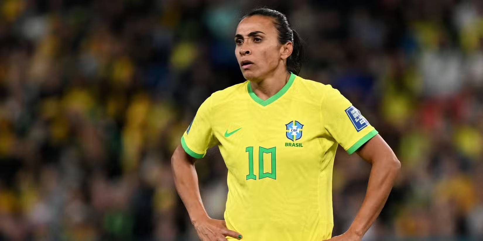 女子足球比赛中球员实力不凡