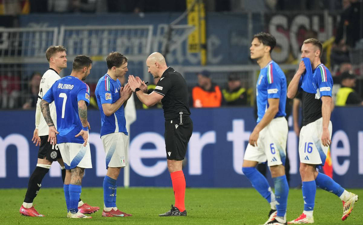 主场占据优势，压制对手双响炮