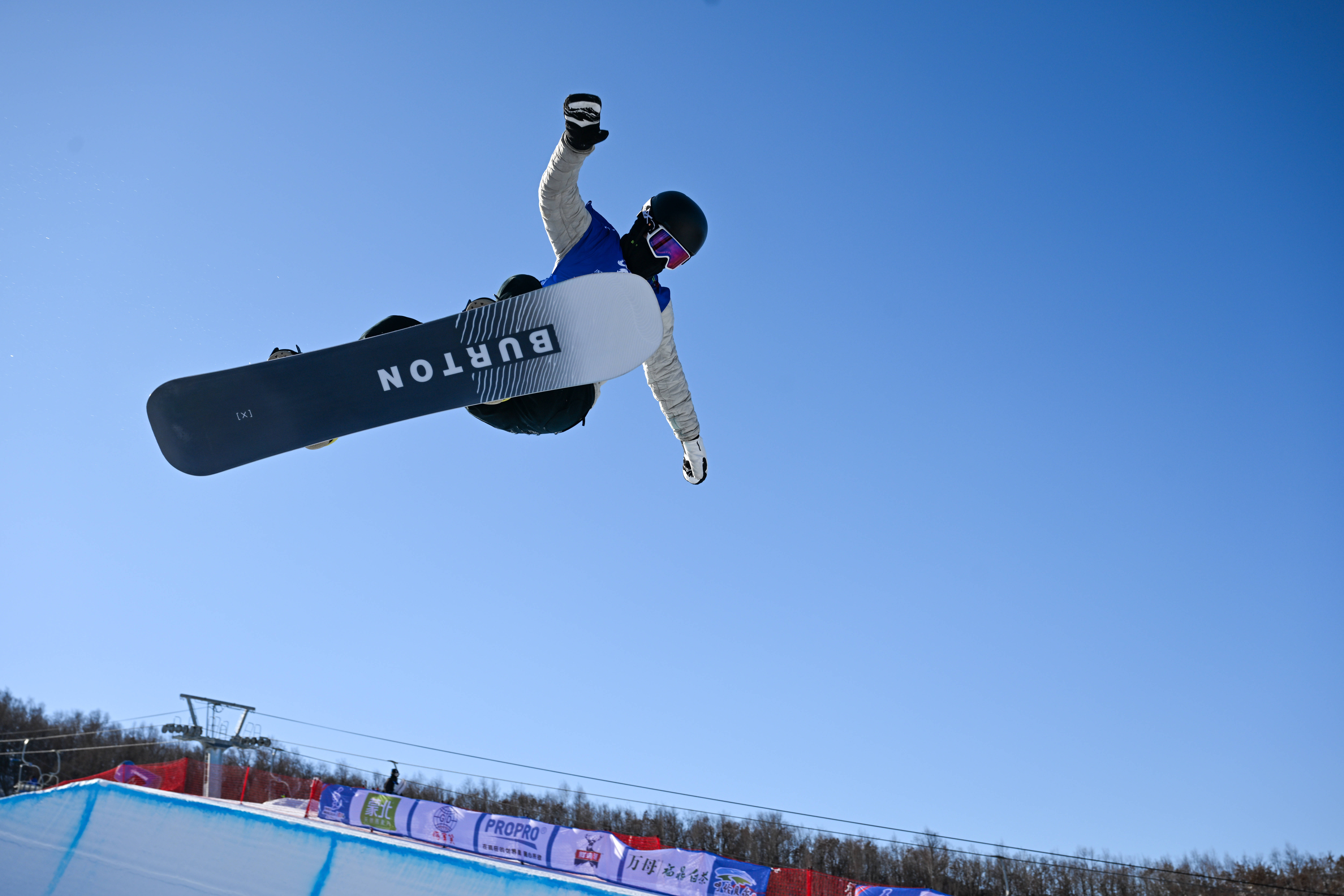 美国滑雪选手在单板滑雪比赛中取得成功