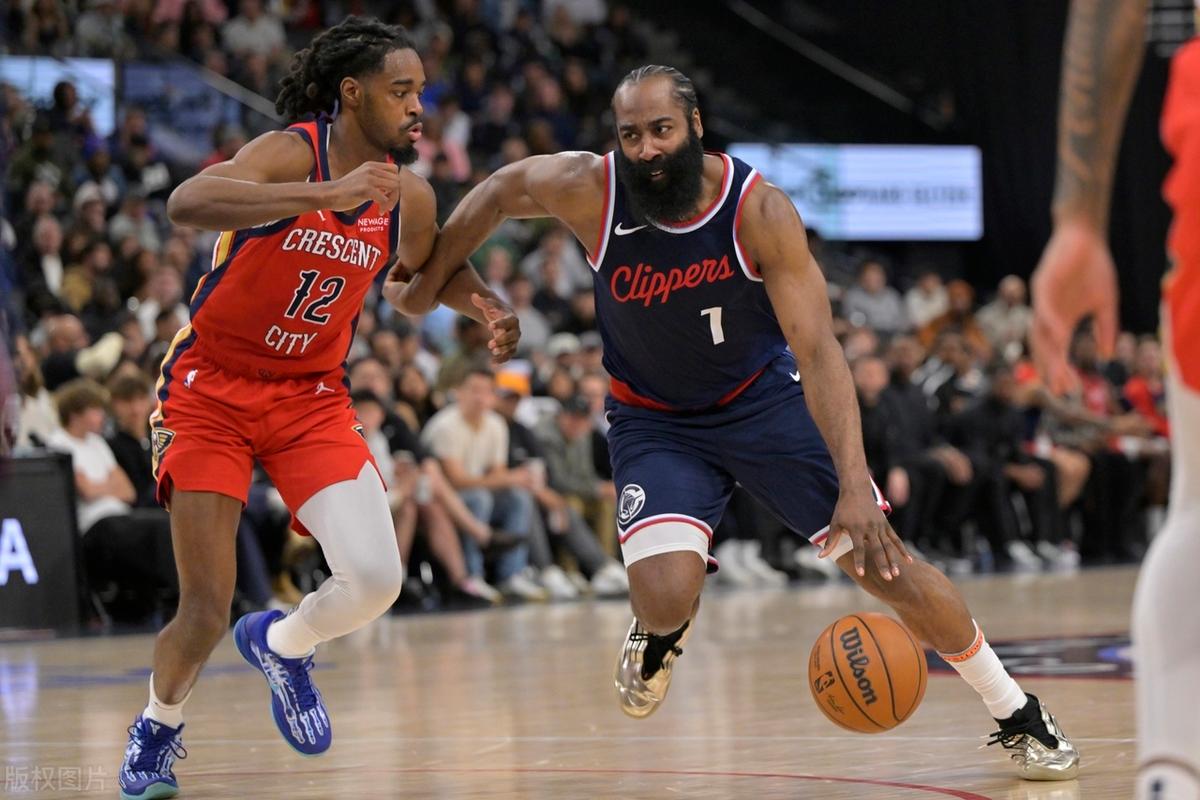 快船队主场大胜,球员表现亮眼 快船队主场大胜,球员表现亮眼