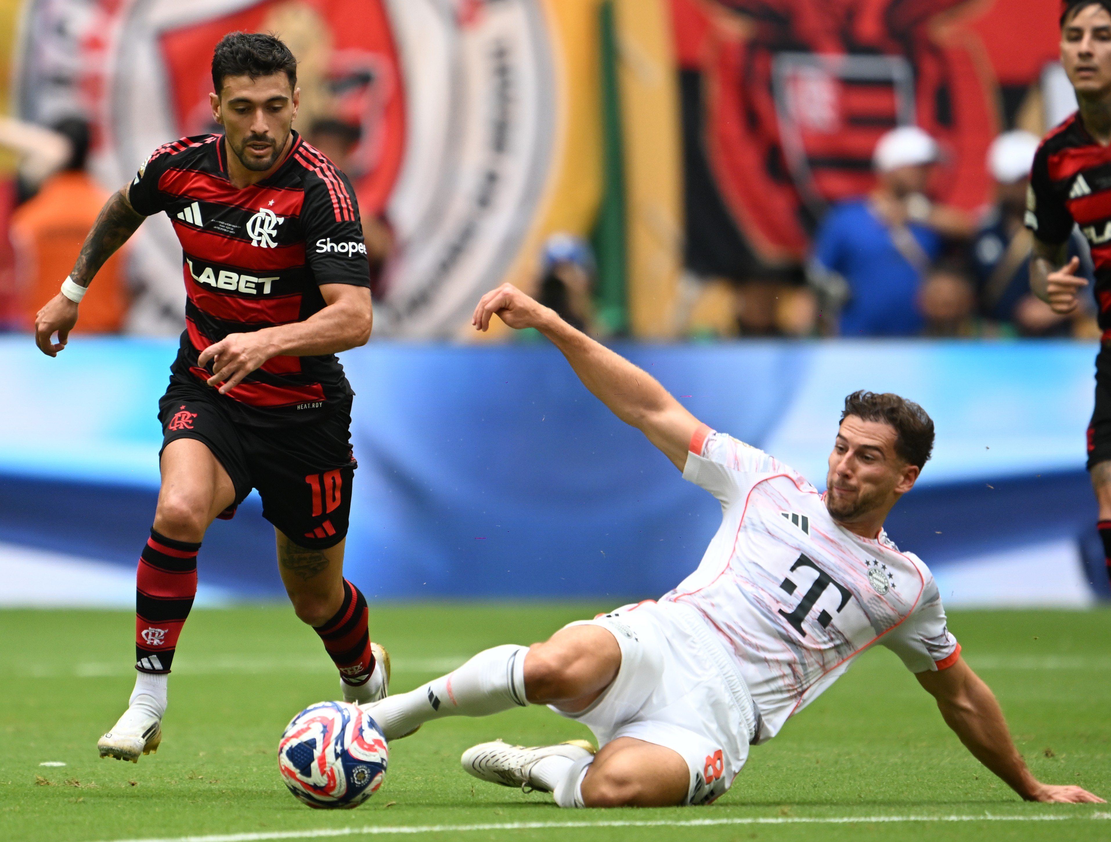 拜仁慕尼黑客场胜出,赢得晋级之门 拜仁慕尼黑客场胜出,赢得晋级之门