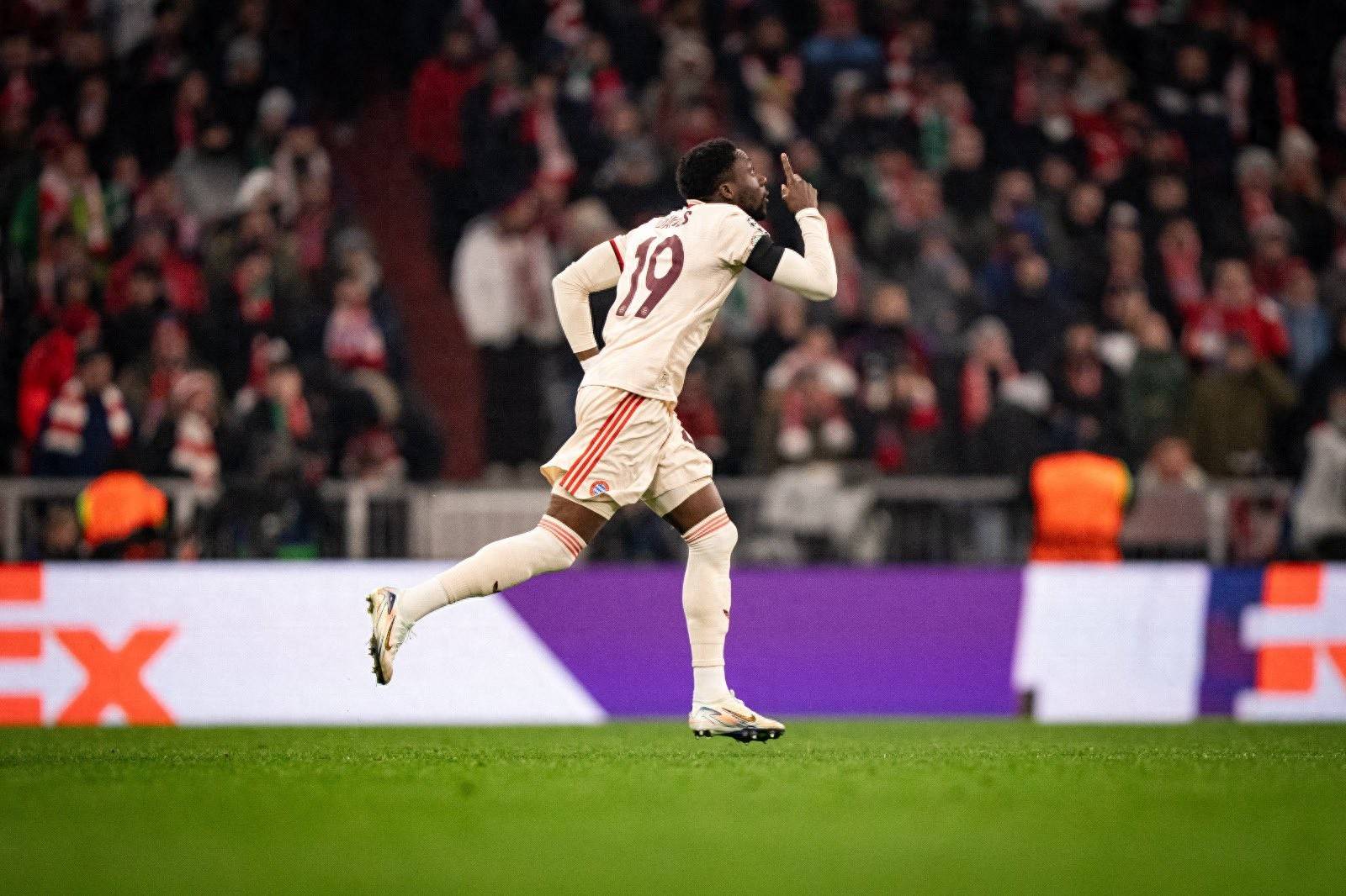 拜仁慕尼黑客场胜出,赢得晋级之门 拜仁慕尼黑客场胜出,赢得晋级之门