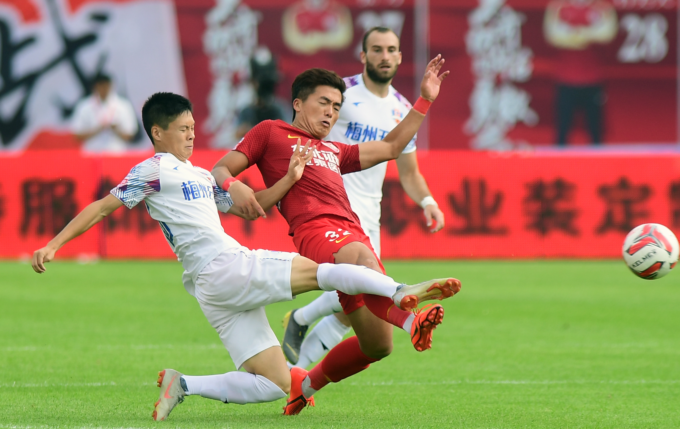 平局，尤尔季奇奉献进球的简单介绍