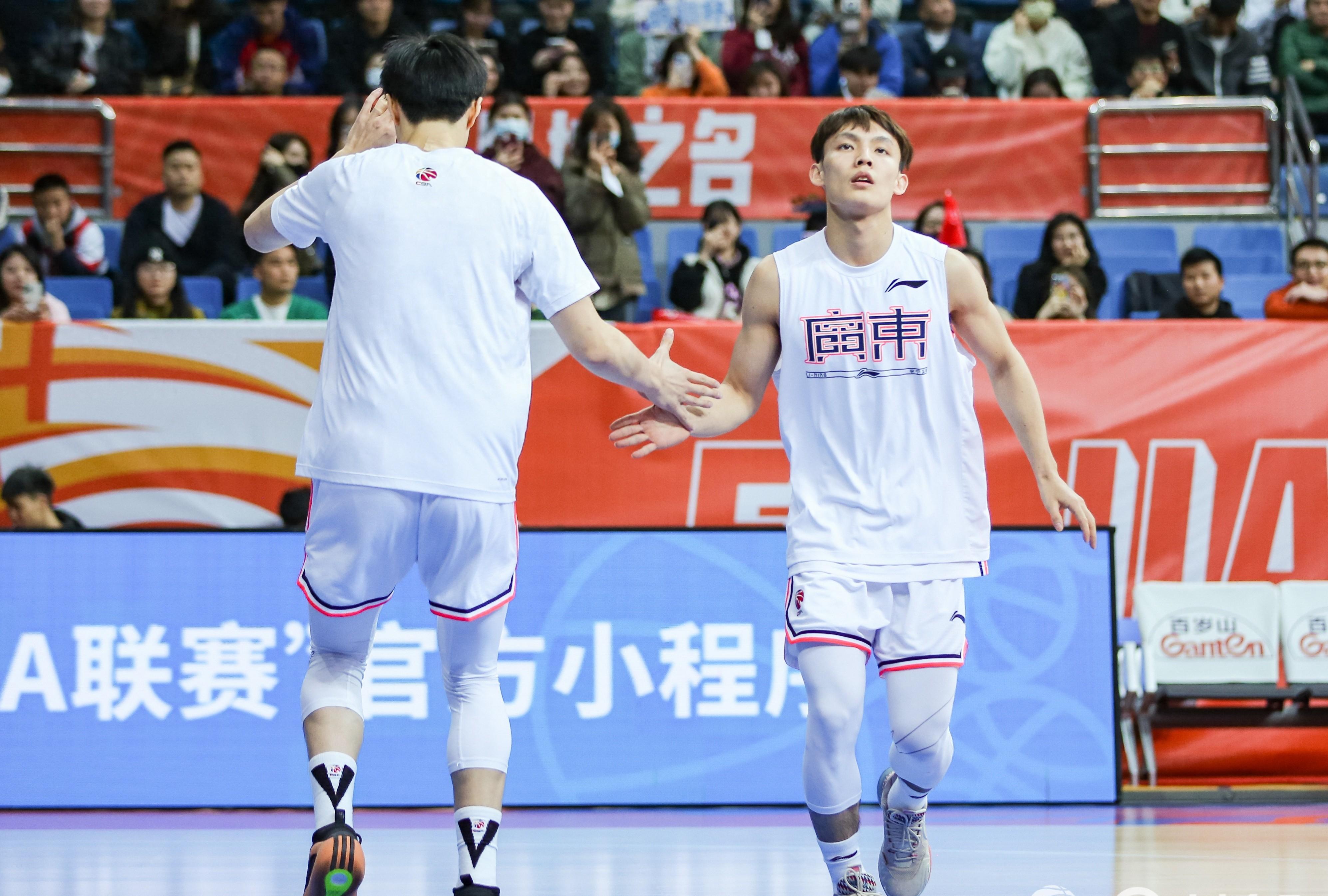 广东男篮展现出色状态,连战连捷势不可挡 广东男篮展现出色状态,连战连捷势不可挡