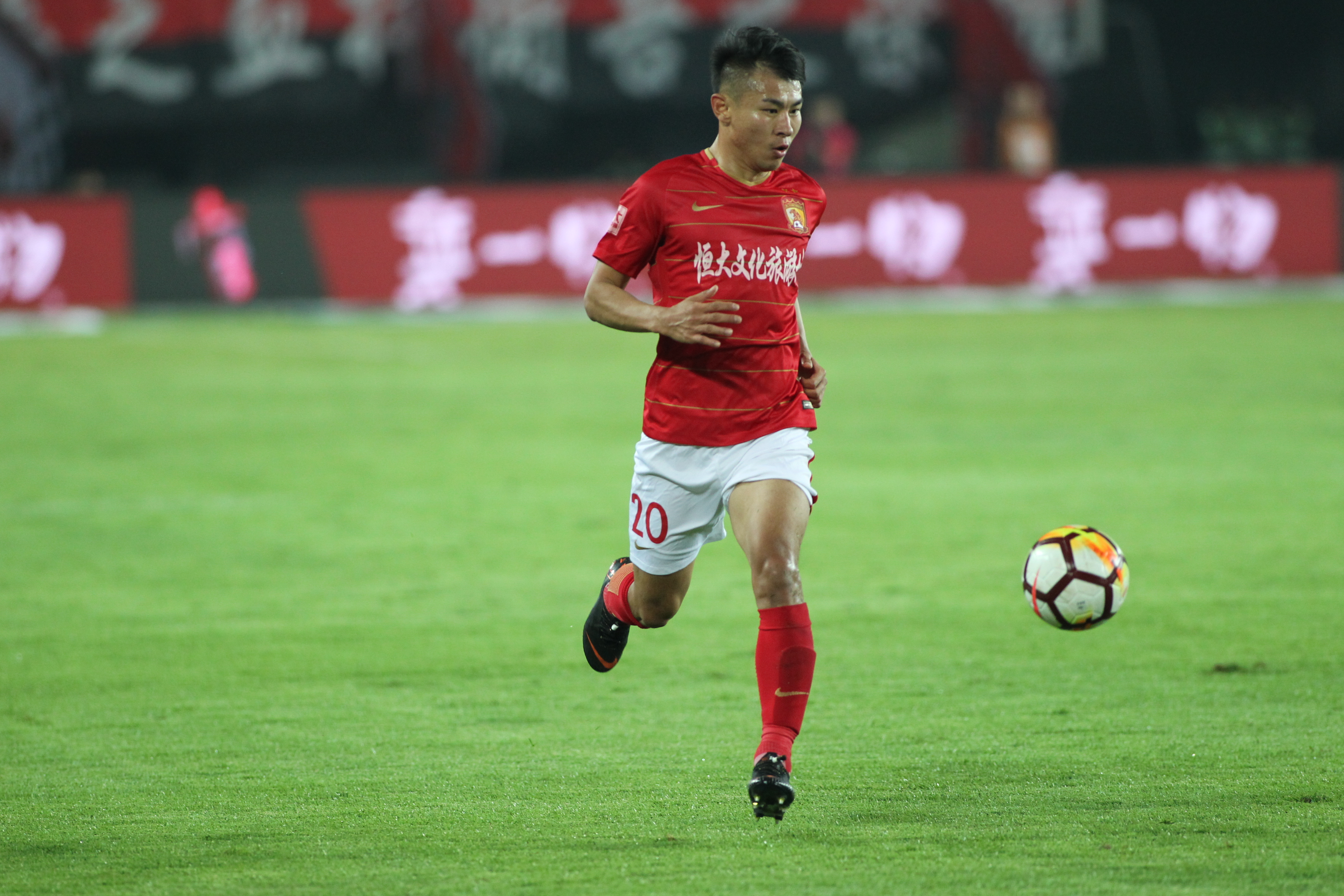 广州恒大客场战平鲁能,保持不败纪录 广州恒大客场战平鲁能,保持不败纪录