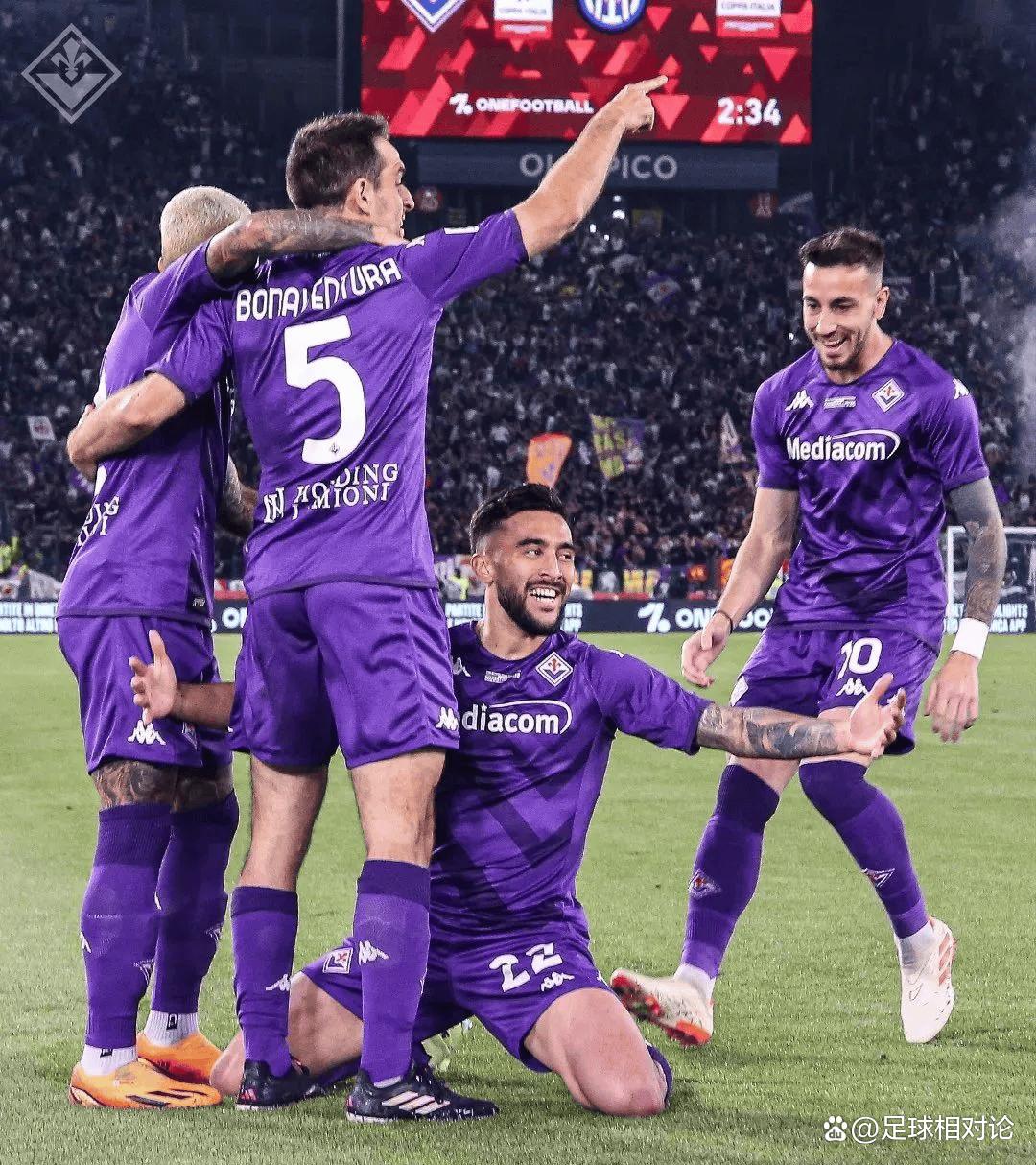 佛罗伦萨球员联手作战,夺取胜利 佛罗伦萨球员联手作战,夺取胜利