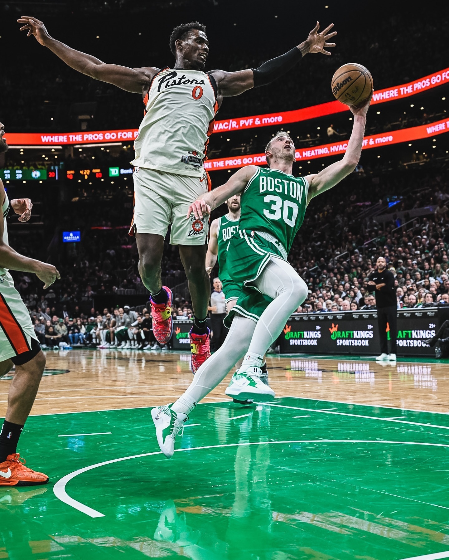 活塞负于凯尔特人，布朗17分领先全队