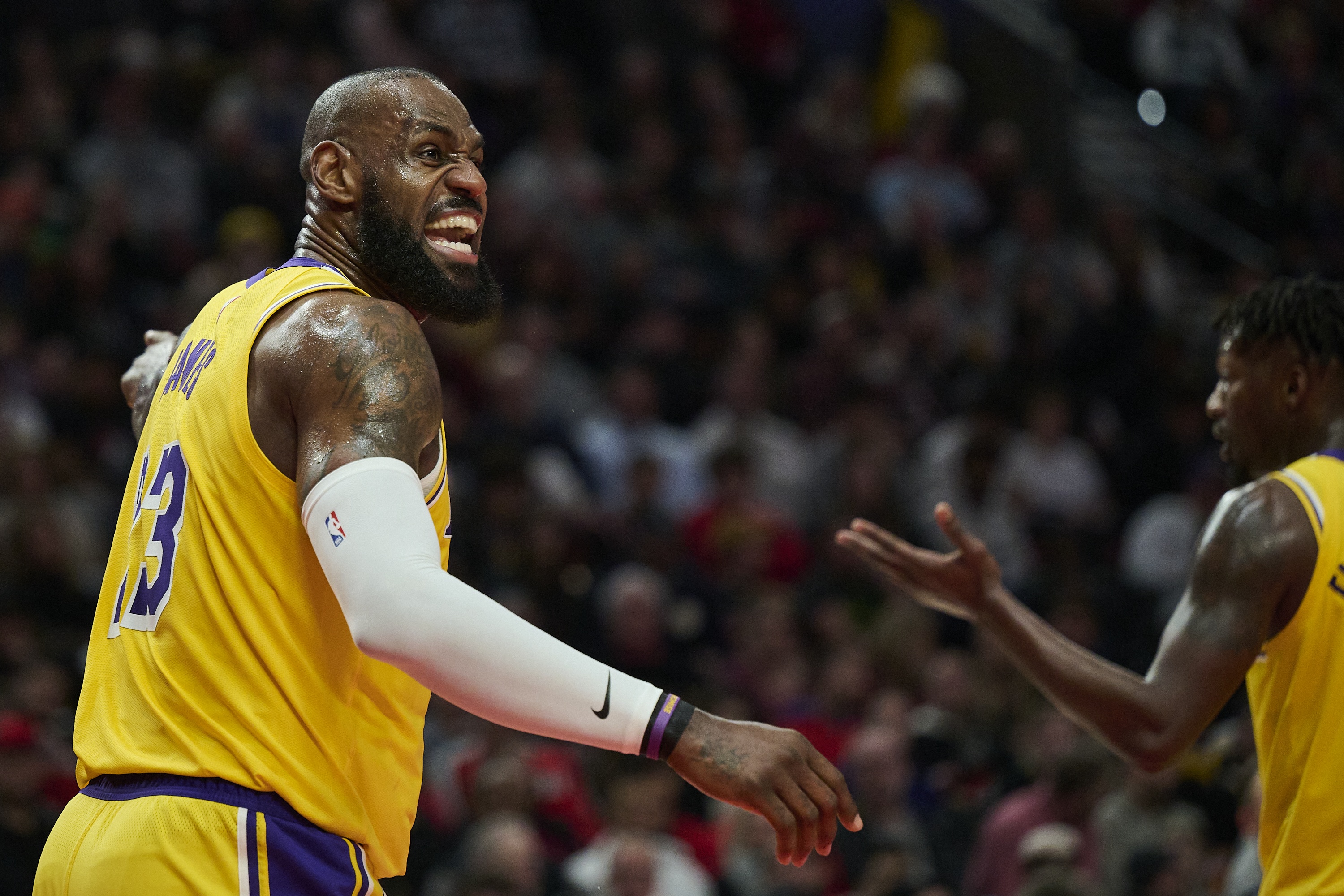 詹姆斯44分独揽,湖人击败马刺 詹姆斯44分独揽,湖人击败马刺