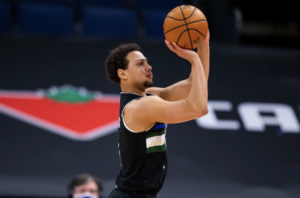 雄鹿大胜开拓者,安戴托春风得意 雄鹿大胜开拓者,安戴托春风得意