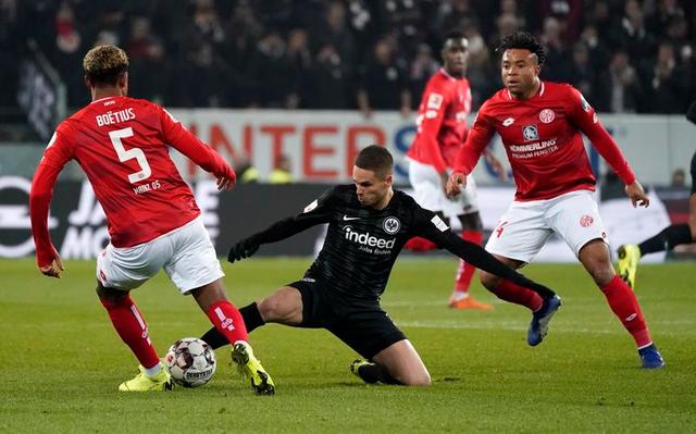 包含狼堡豪取三连胜，稳定表现成德甲赛场新亮点的词条