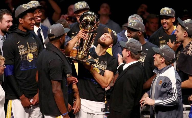 关于勇士完胜公牛，库里砍下35分的信息