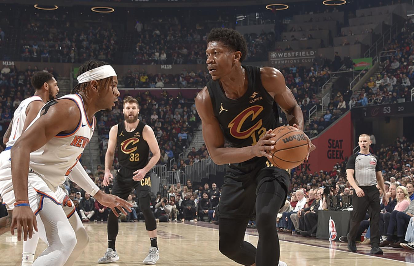 尼克斯惊险胜骑士，新秀爆发